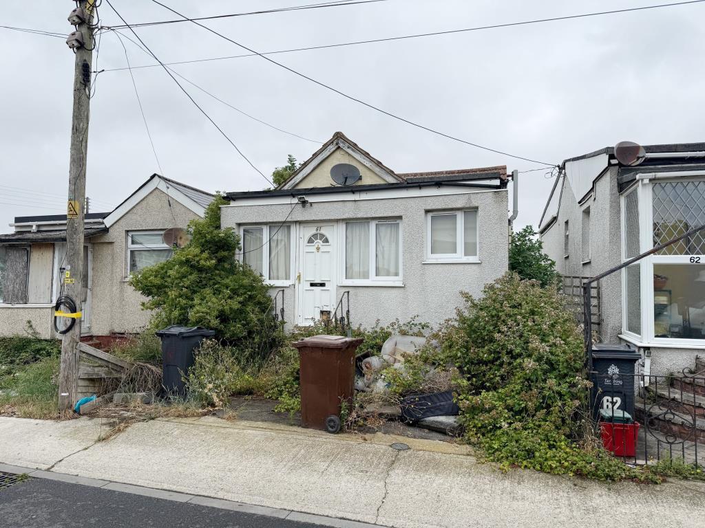 Lot: 114 - VACANT TWO-BEDROOM DETACHED CHALET - Detached Chalet in Jaywick with hardstanding to the front